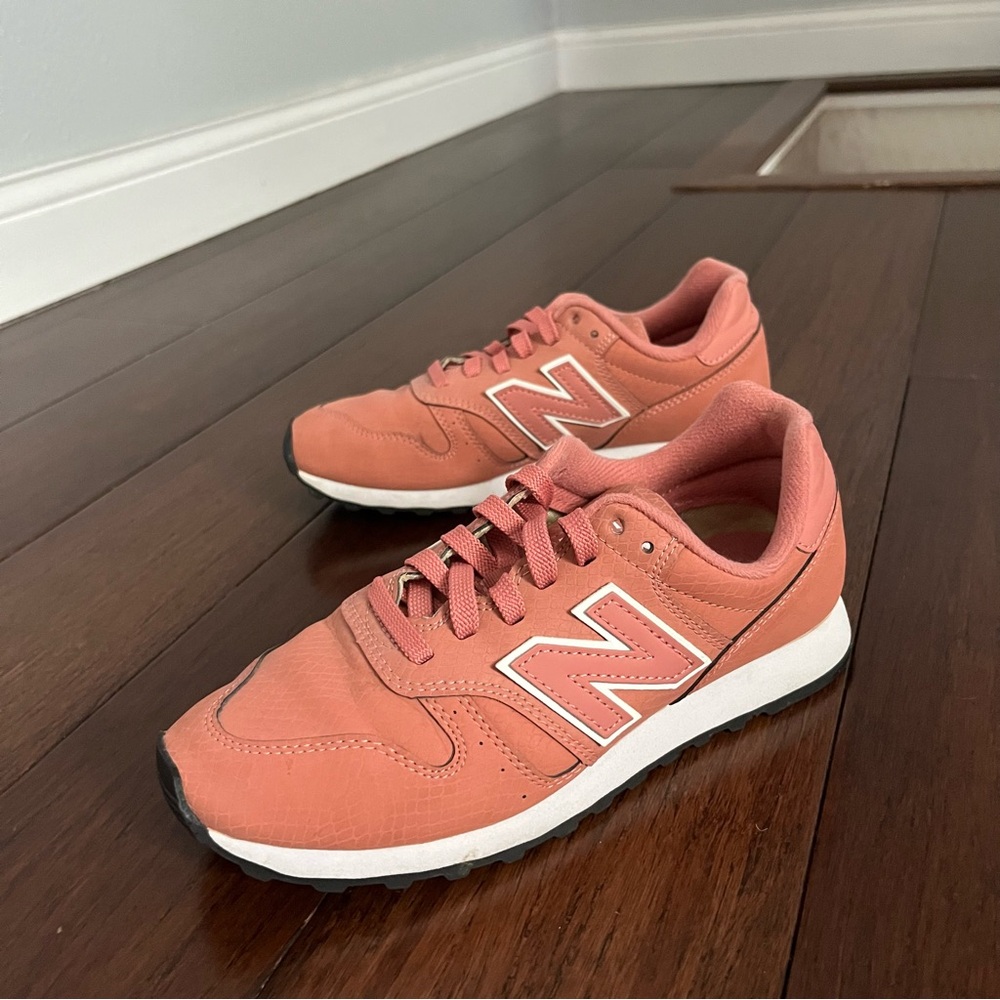 Women’s New Balance Coral Sneakers Size 6